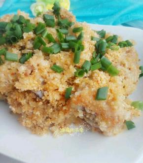 锅里烧水，放上排骨，大火隔水蒸60分钟即可开吃。