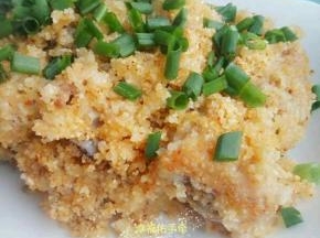 锅里烧水，放上排骨，大火隔水蒸60分钟即可开吃。