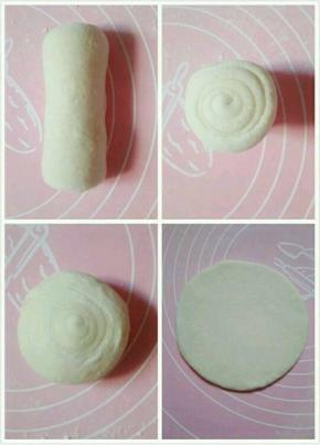 一方卷起来，再次压平，用擀面杖擀圆
