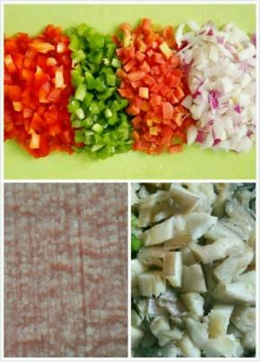  青红椒，胡萝卜，洋葱切小丁，猪肉剁成肉粒