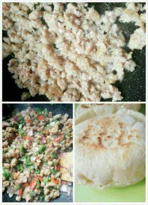 然后锅里放油，放入以上材料炒熟，把 煎好的馍用到刀侧面划开，注意不要划通了