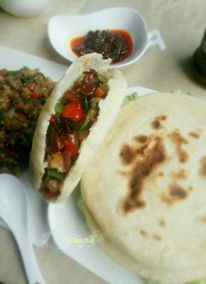 然后把炒好的菜放入馍中即可