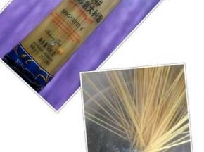 锅里烧开水，放入意大利面煮5一6分钟