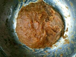 然后把煮好的红枣去皮去核，搅拌成枣泥