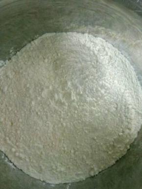 准备面粉放入酵母粉