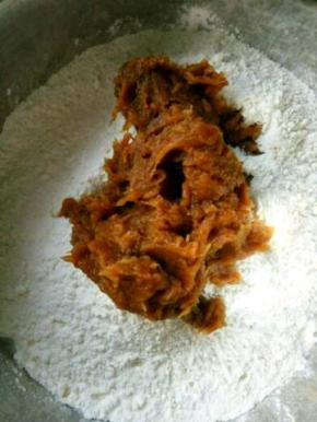 面粉中加入红枣泥