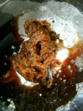 再加入划开的红糖水