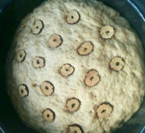 然后放上几片红枣片，大火隔水蒸40分钟即可