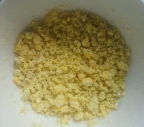 然后煮熟的鸡蛋黄压碎