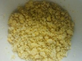 然后煮熟的鸡蛋黄压碎