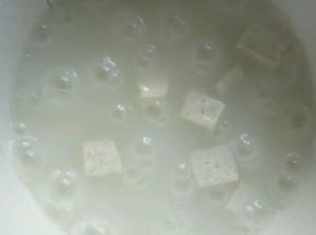 待米粥煮上半小时后，加入豆腐煮上五分钟