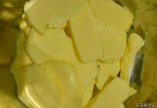 黄油从冰箱取出，室温软化