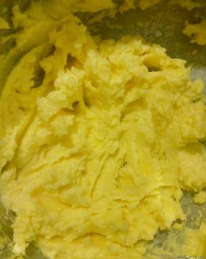 软化好的黄油加入细砂糖，用打蛋器打发