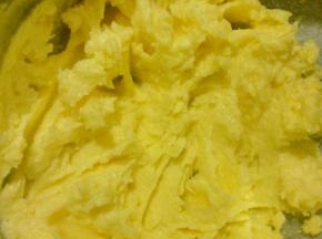 软化好的黄油加入细砂糖，用打蛋器打发