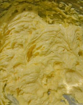 打发至发白即可，然后鸡蛋分三次加入，打发到黄油膨胀到两倍大