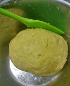 再筛入面粉，搅拌均匀