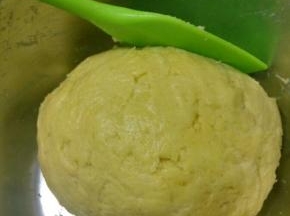 再筛入面粉，搅拌均匀
