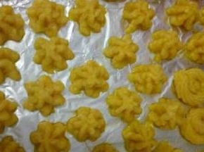烤盘铺上油纸，用裱花袋面糊挤出花型