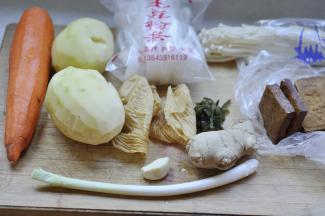 1、将所有食材洗净，去皮备用。