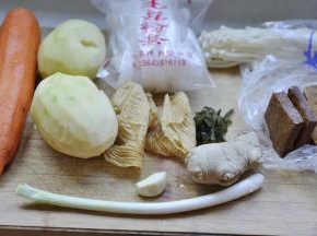 1、将所有食材洗净，去皮备用。