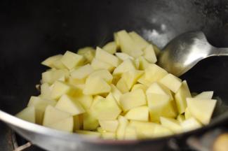 4、将土豆入锅翻炒