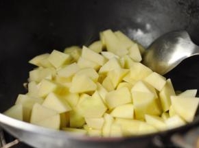 4、将土豆入锅翻炒