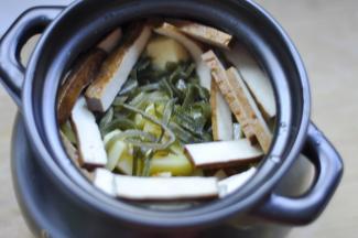 7、放入海带、豆腐干