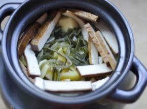 7、放入海带、豆腐干