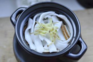 8、再放入粉条、姜丝