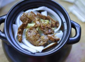 9、放入提前炒熟的肉