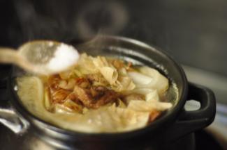 11、炖至8成熟时，加入各种调味品