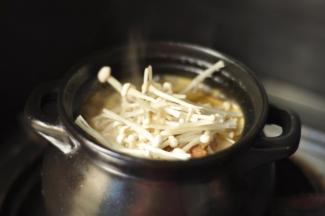 12、放入金针菇，少炖5分钟