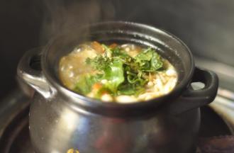 13、放入香菜，关火起锅，美味的金针菇土豆粉条烩菜就做好了。