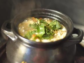 13、放入香菜，关火起锅，美味的金针菇土豆粉条烩菜就做好了。