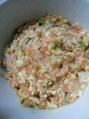 把做肉馅儿的材料全部都搅拌在一起