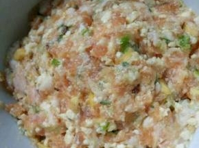 把做肉馅儿的材料全部都搅拌在一起