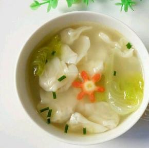 然后锅里烧开水，给宝宝煮一碗现成的馄饨吃，话说我宝宝一碗全吃完了。