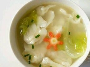 然后锅里烧开水，给宝宝煮一碗现成的馄饨吃，话说我宝宝一碗全吃完了。