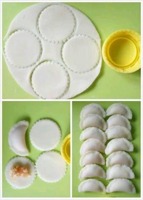 然后我们继续小水饺，用矿泉水瓶盖子，在饺子皮上印出小圆圈，一张大饺子皮刚好可以印4个小饺子皮，然后也一样放上肉馅儿包好