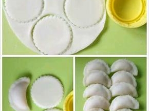 然后我们继续小水饺，用矿泉水瓶盖子，在饺子皮上印出小圆圈，一张大饺子皮刚好可以印4个小饺子皮，然后也一样放上肉馅儿包好