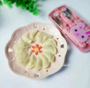 第二天给宝宝煮的小水饺，小家伙特别捧场