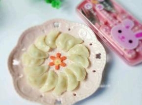 第二天给宝宝煮的小水饺，小家伙特别捧场