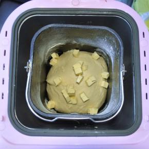 2、面和好后，加入黄油，继续和面15分钟，完成后，开始发酵