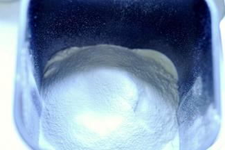 1、除去黄油，将所有的食材放入面包机桶内