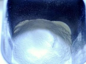 1、除去黄油，将所有的食材放入面包机桶内