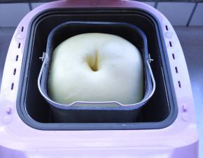 3、经过90分钟后，面团发酵至原来两倍大，用手指沾干粉在中间戳个洞不回缩即可。