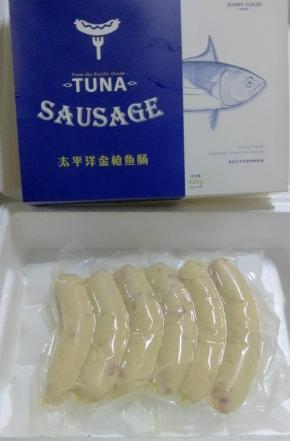 5、将鱼肠从冰箱取出，放入平底锅中