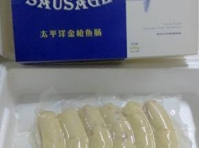 5、将鱼肠从冰箱取出，放入平底锅中