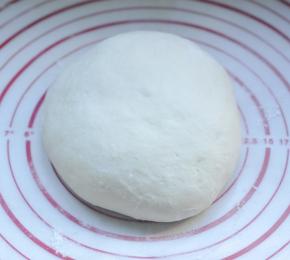 4、取出面团，排气；将面团揉圆，静置5分钟。