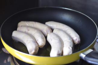 6、倒入少量的色拉油，低温慢烤